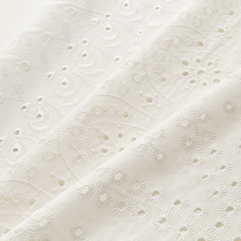 Tkanina bawełniana z haftem angielskim o wzorze kropli – biel,  image number 6