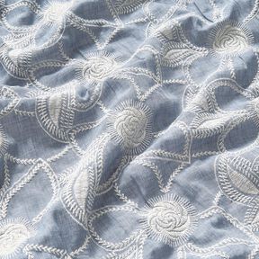 <h2>Tkanina Bawełniana &ndash; Batyst Haftowany w Kwiaty, Jasny Dżinsowy Błękit z Kremową Bielą</h2>, 