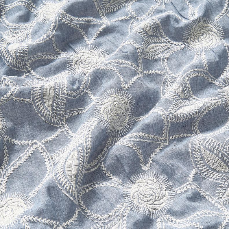 <h2>Tkanina Bawełniana &ndash; Batyst Haftowany w Kwiaty, Jasny Dżinsowy Błękit z Kremową Bielą</h2>,  image number 2